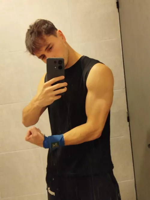 In the gym bathroom💪🏻