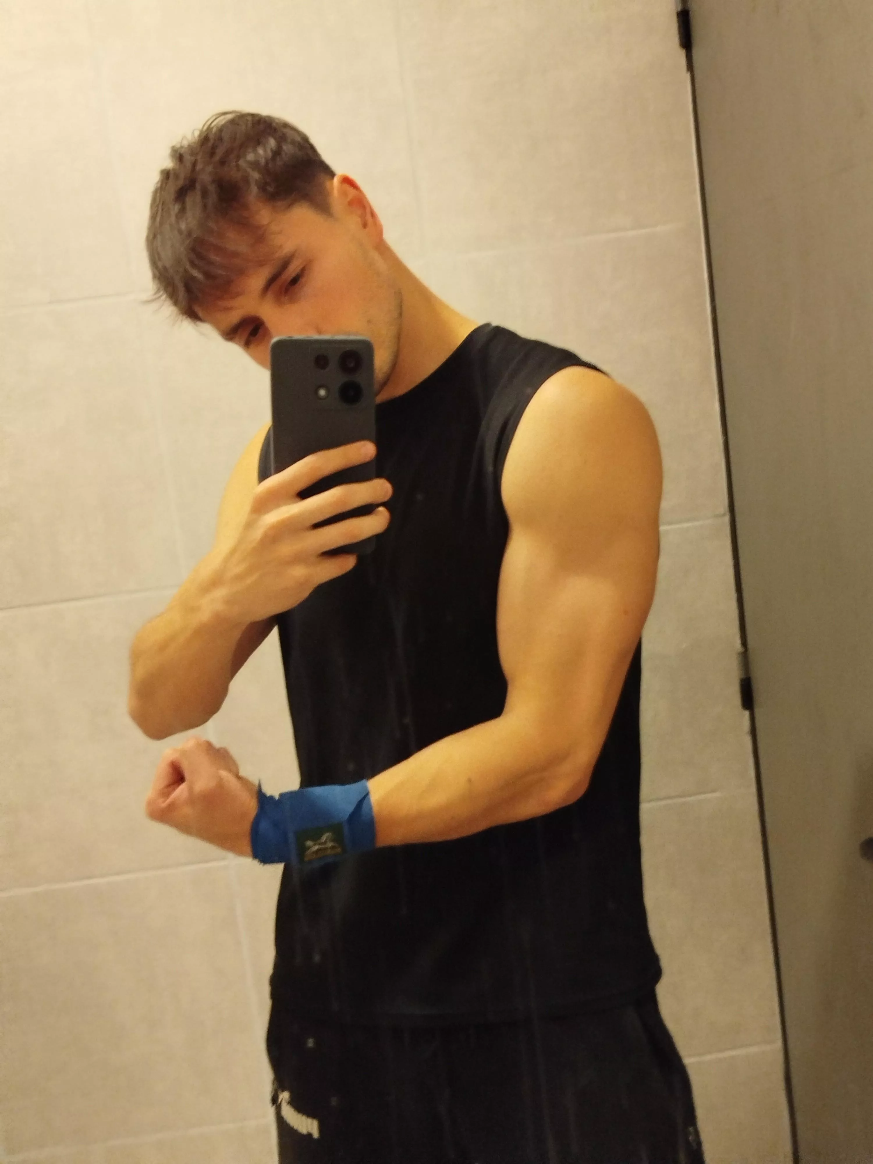 In the gym bathroom💪🏻