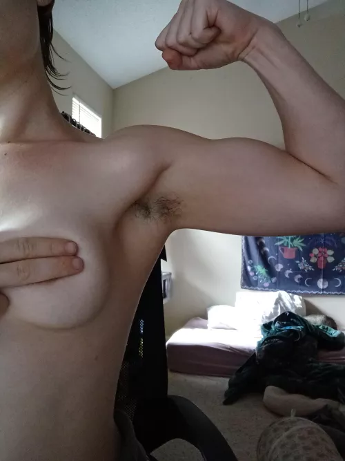 Look you, all weak for this hairy muscle mommy 🤭🤭