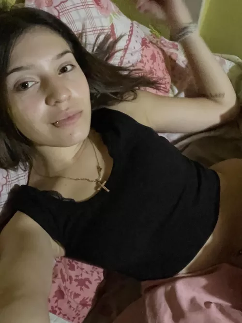 Looking for an older guy who will let me grind and slide on top of him! i can’t wait to service your cock and be your dirty little secret and your naughty obsession!. i'm clean and on the pill