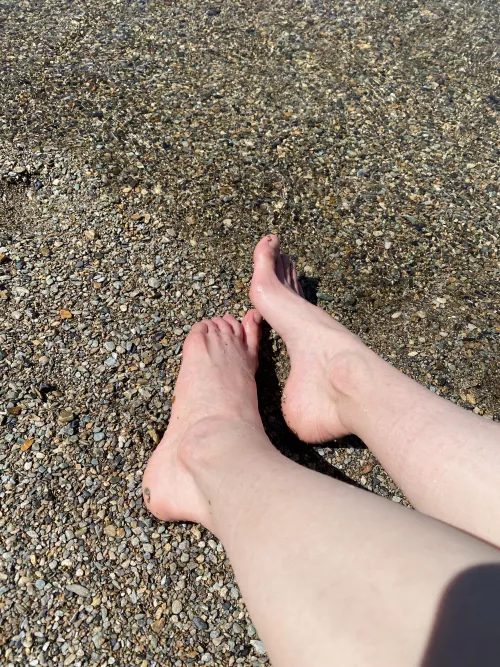 My beautiful feet are red from the cold water 🤭