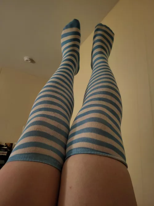 My egg cracked yesterday so I pulled my thighs out of femboy subreddit and move them here 🏳️‍⚧️🫶