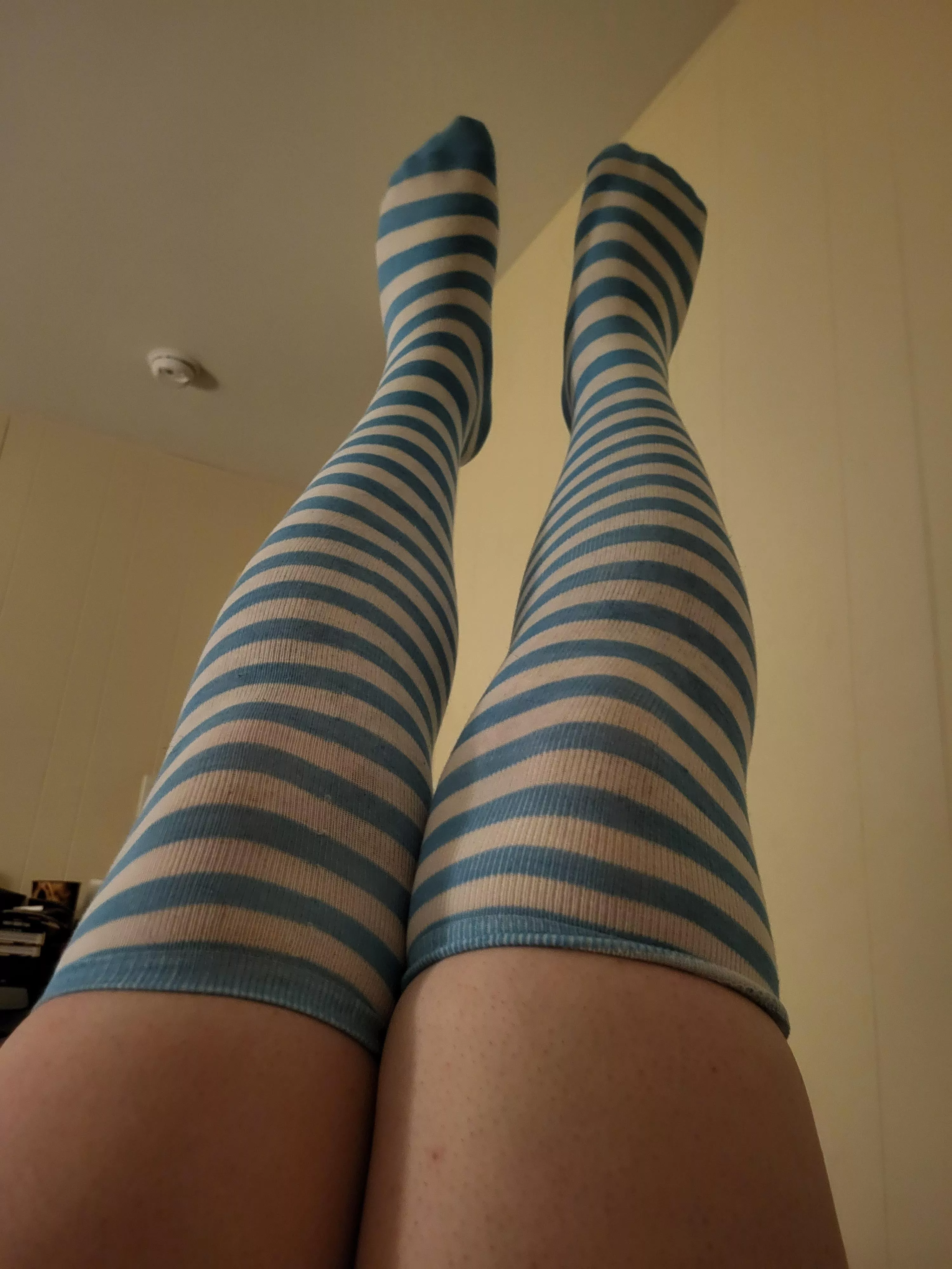 My egg cracked yesterday so I pulled my thighs out of femboy subreddit and move them here 🏳️‍⚧️🫶