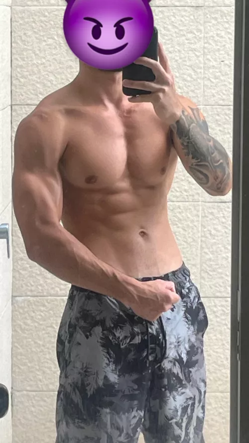 My ripped tanned arms love to lift people 😈😈