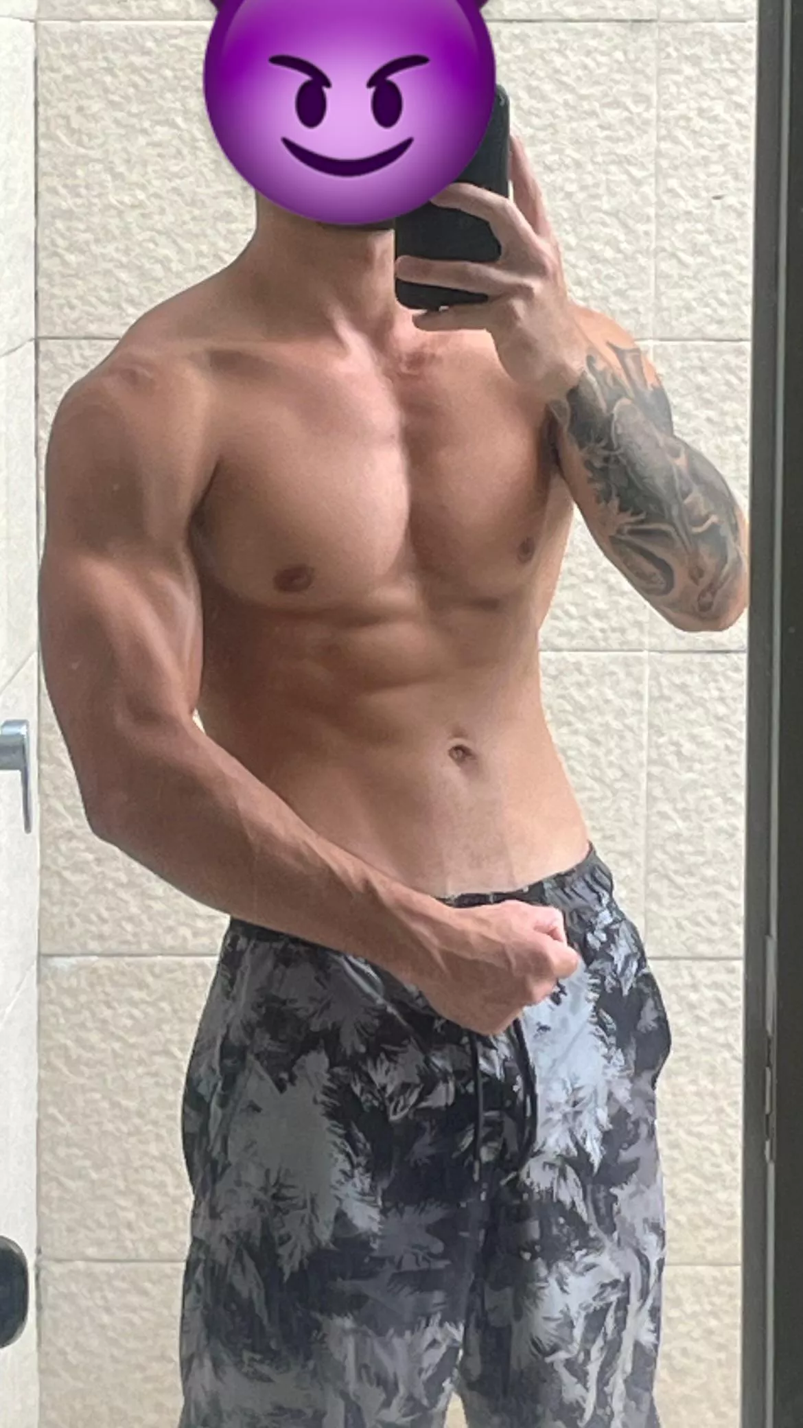 My ripped tanned arms love to lift people 😈😈