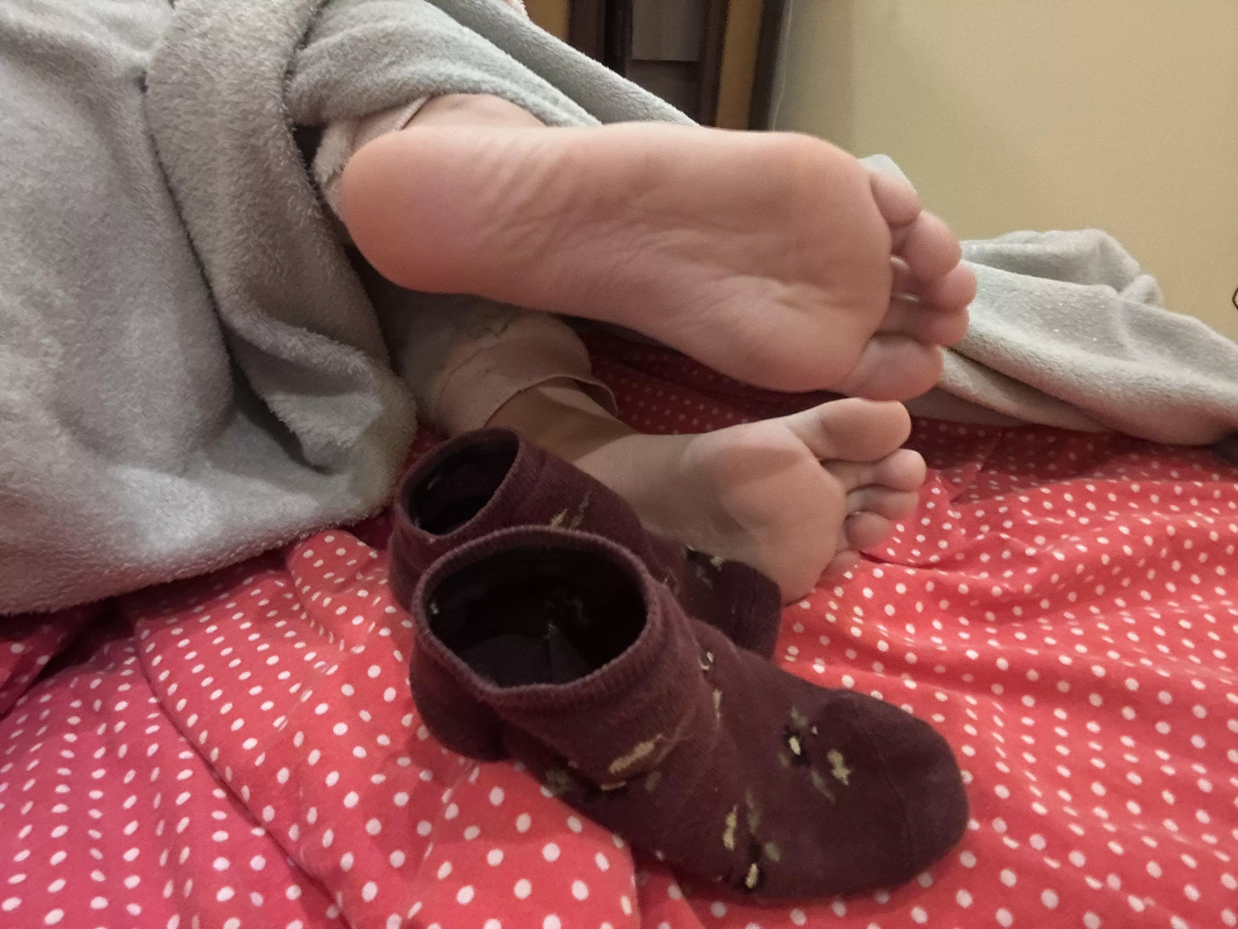 socks stay up… imagine the smell 😍