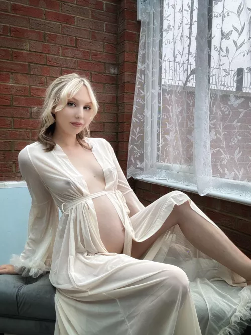 Use your teeth to reveal my pregnant body 