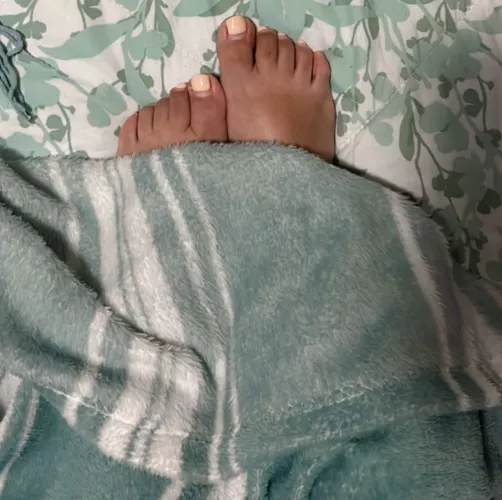 Wanna cuddle under the blankets or just looking at my tiny feet is enough (oc)