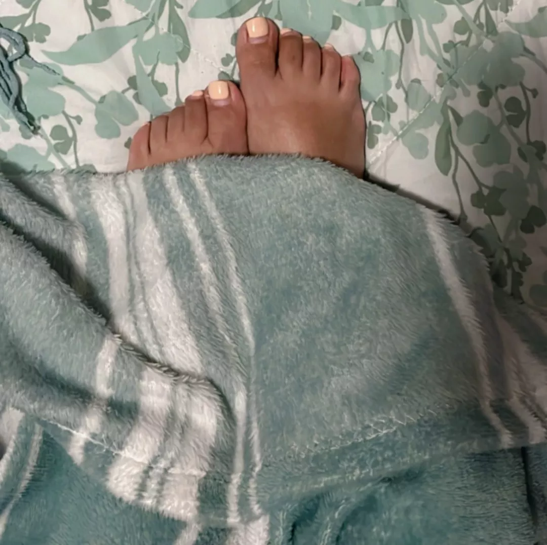 Wanna cuddle under the blankets or just looking at my tiny feet is enough (oc)