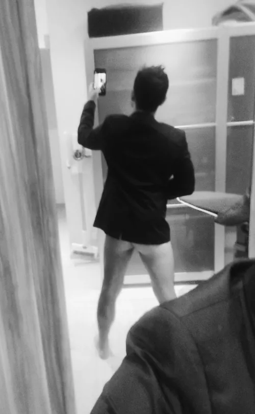 Aidez moi a retirer cette veste 