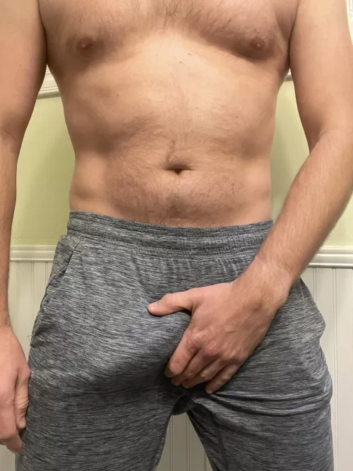Another night, another pair of gray sweatpants 