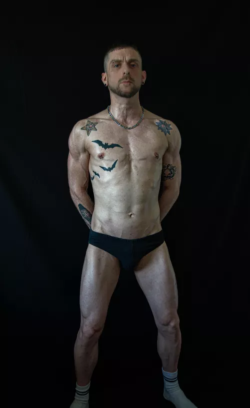 COME HERE YOU LOOSER, KNEEL BEFOR YOUR MASTER AND WHORSHIP ME WITH MONEY