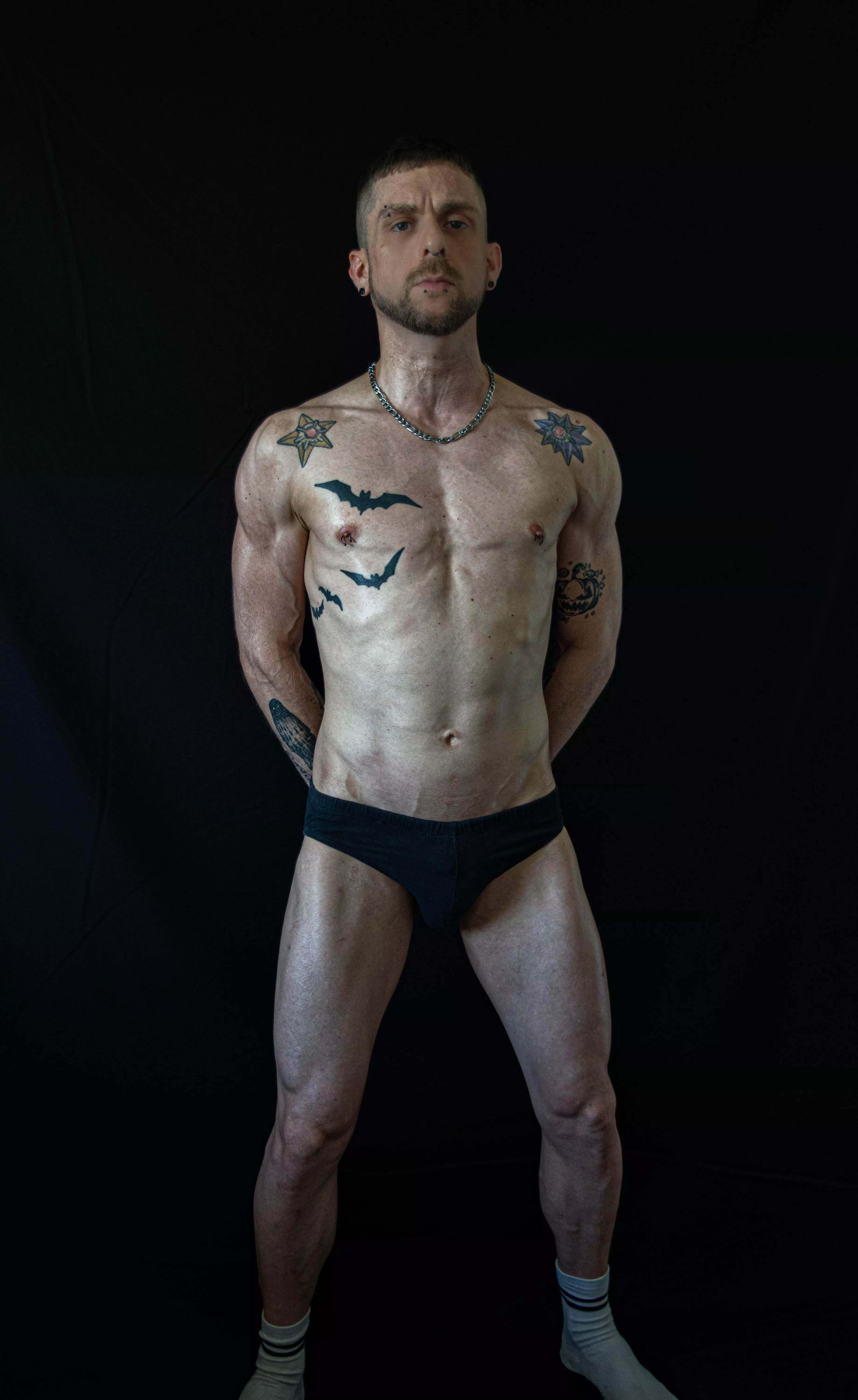 COME HERE YOU LOOSER, KNEEL BEFOR YOUR MASTER AND WHORSHIP ME WITH MONEY