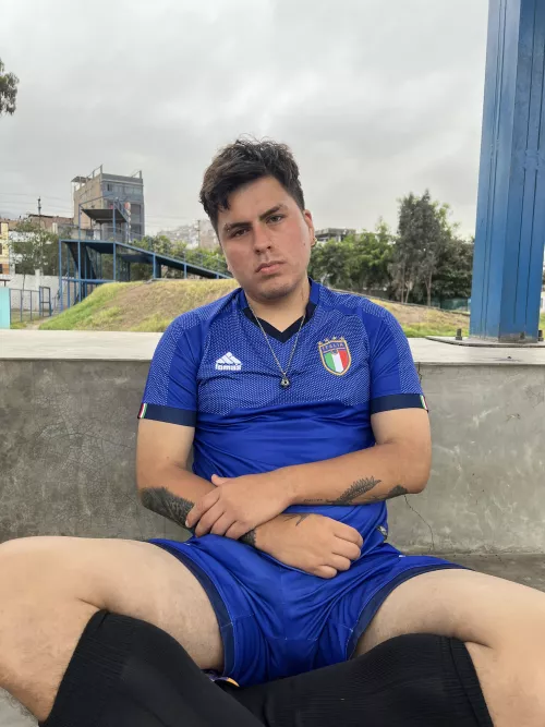 Controlling the game is all about strategy, not strength. Wanna see how I anticipate every move, until you're gasping for breath with my bulge inside you? ⚽️😈