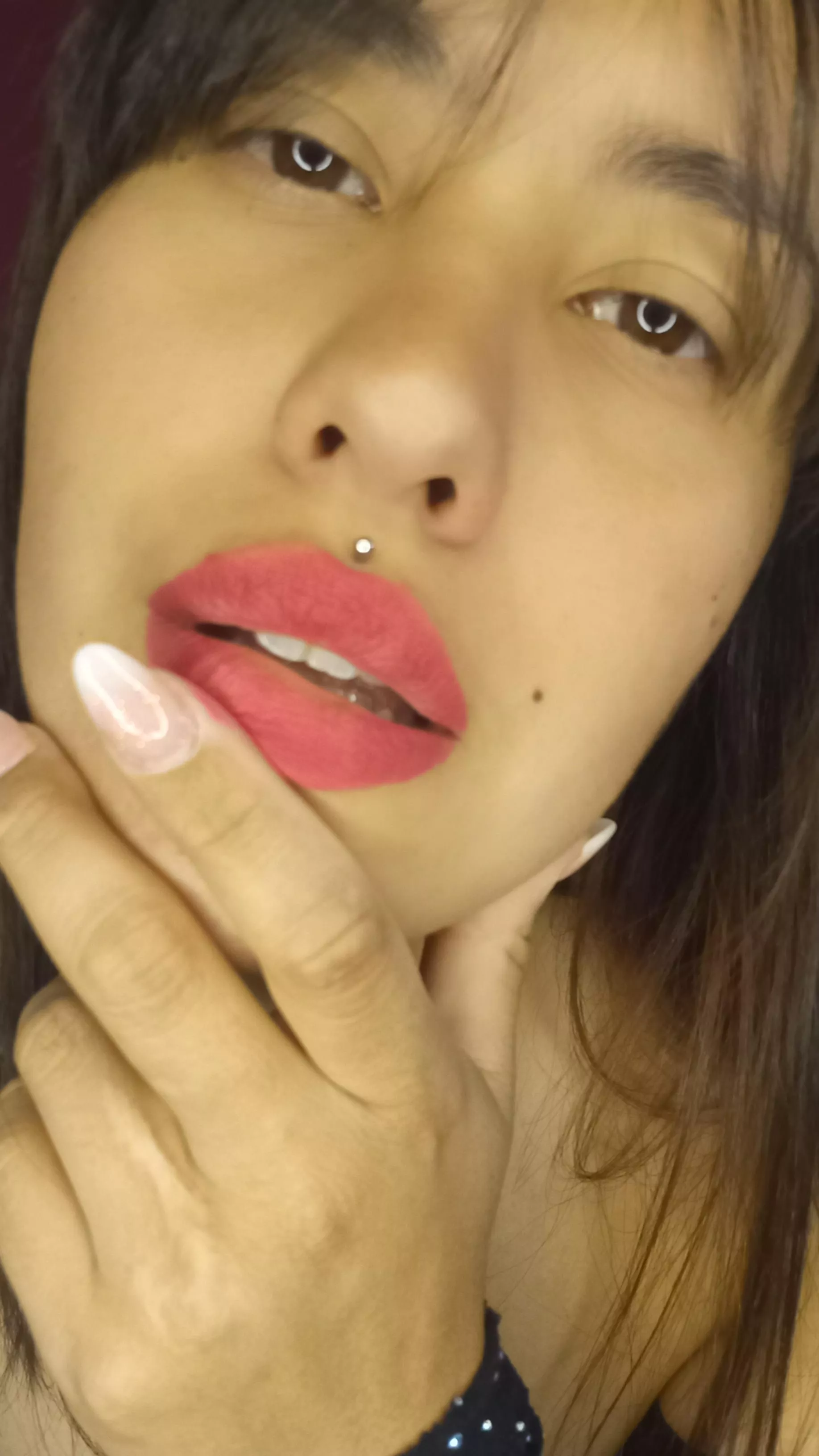 Fleshy and natural lips. Do you like them?