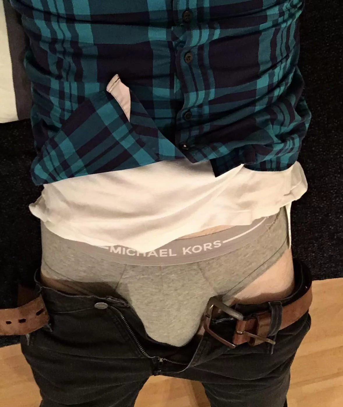 Home from work before the bad weather arrives. Winter weather is always a good excuse to wear plaid, paired today with briefs from one of my favourite brands (in one of my less favourite colours.)