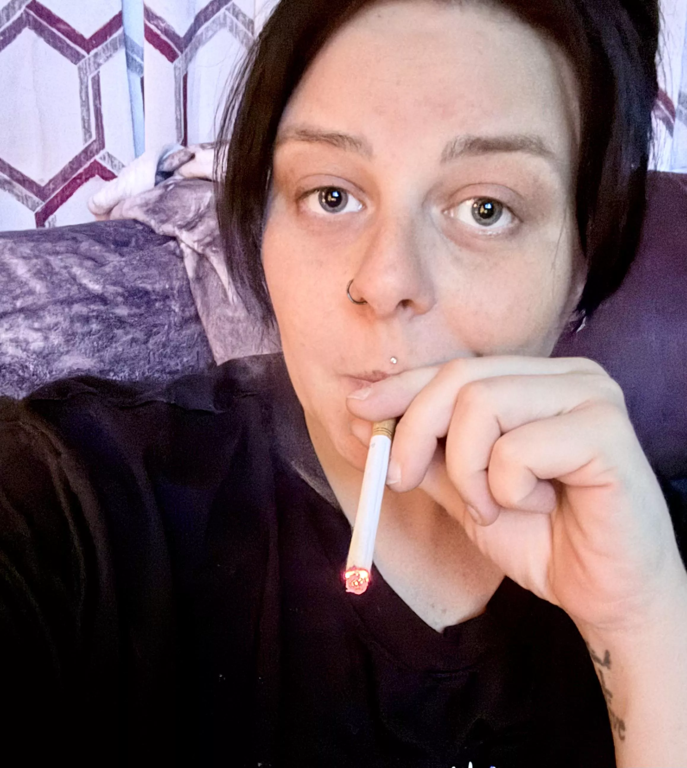 Just a milf with no makeup on working on my first pack of the day…😍😍😍🚬🚬🚬