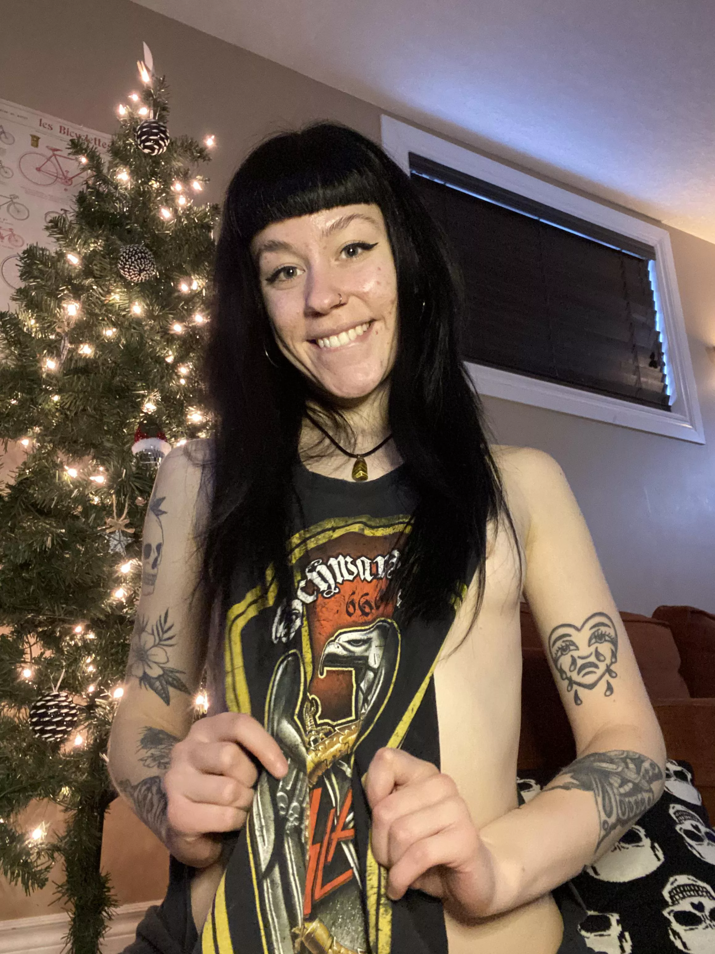 Let me show you my tits🤭🖤