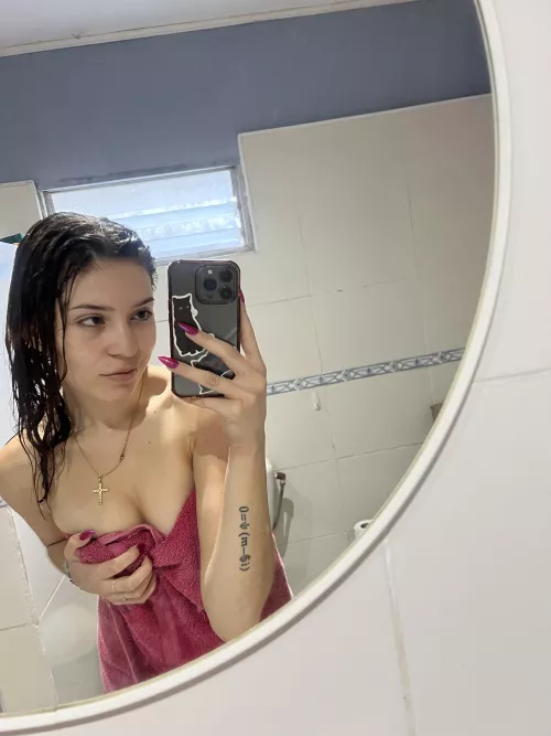 Looking for an older guy who will let me grind and slide on top of him! i can’t wait to service your cock and be your dirty little secret and your naughty obsession!. i'm clean and on the pill