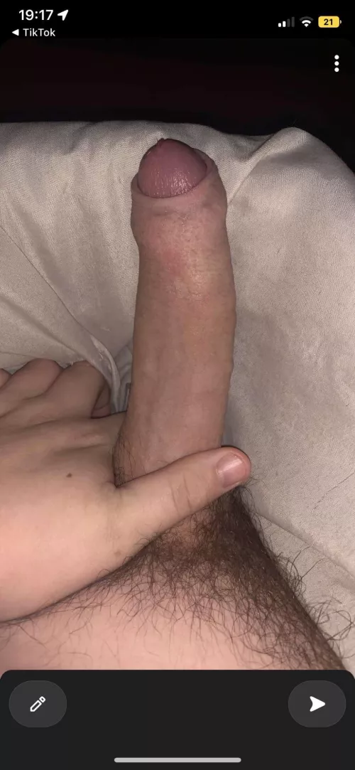 looking for slutty bottoms who like stretch their hole on camera… DM me 😈 nobody above 25