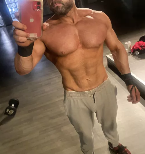 Love wearing my grey sweatpants to the gym 