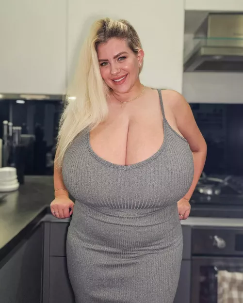 Making cookies for Santa. 🎅🏻 What's your favorite Christmas dessert?! 😋