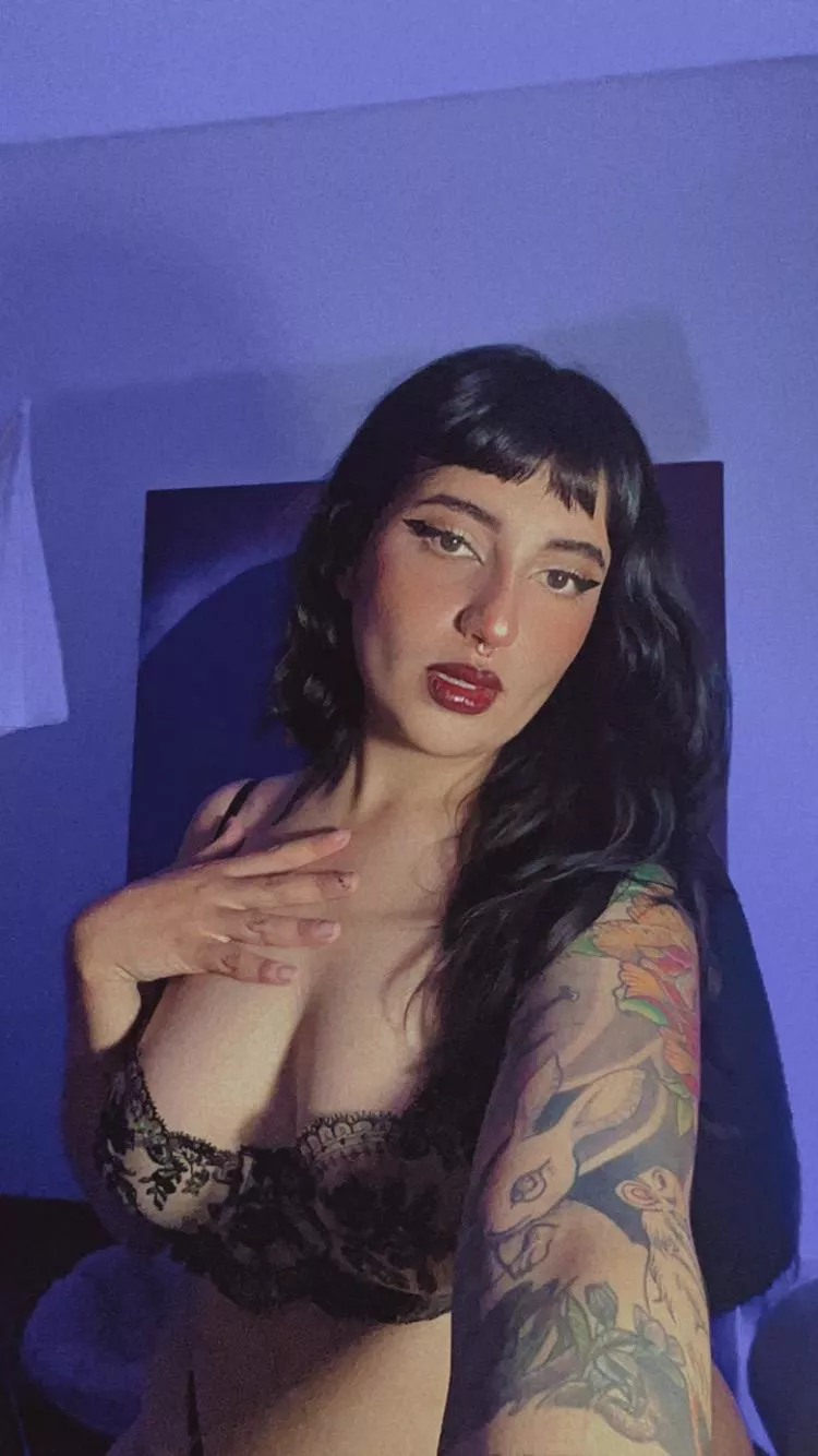 [selling] It's Friday and I won't let you get bored. I am ready and prepared for all kinds of fetishes  [gfe][vid][pic][custom][bdsm][dirty][roleplay] Can verify if you want! 