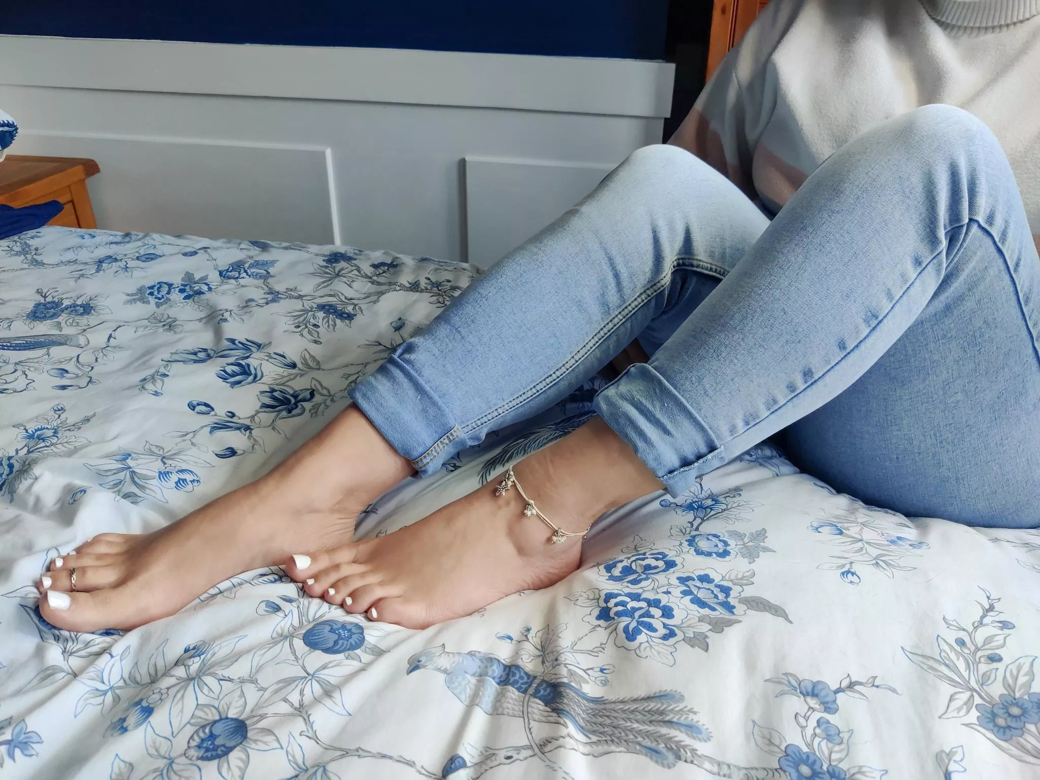What do you think of my white toes? 🤍