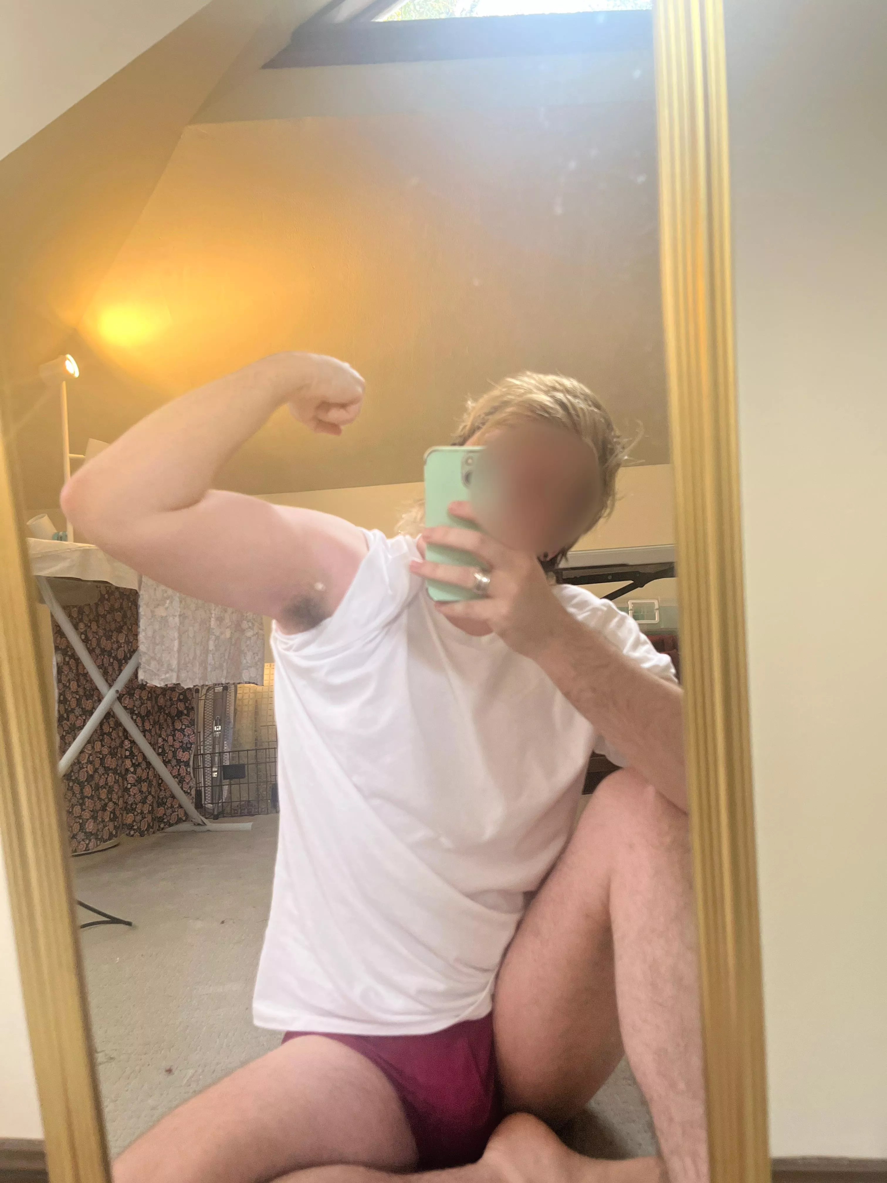 24 any love for twink TOPS with hairy pits and a bush? 