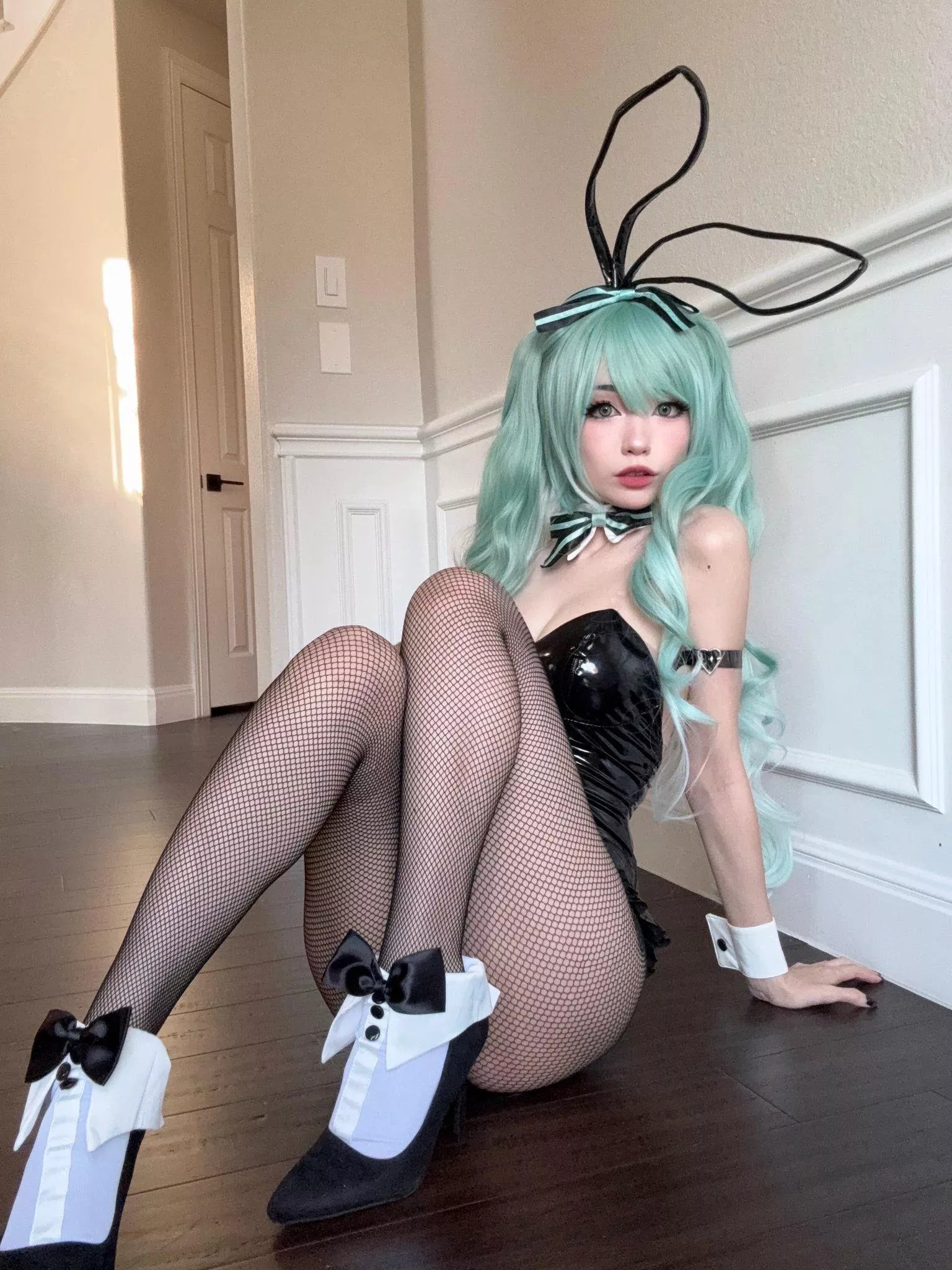 Adorable face, perfect body, milky white skin, smooth legs... We need to drop everything to worship Emi more! 