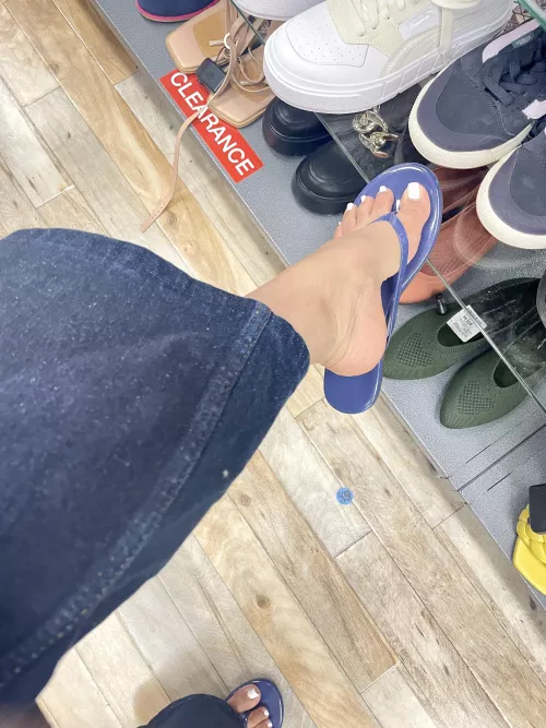 Blue jeans and Flipflops! 🩴