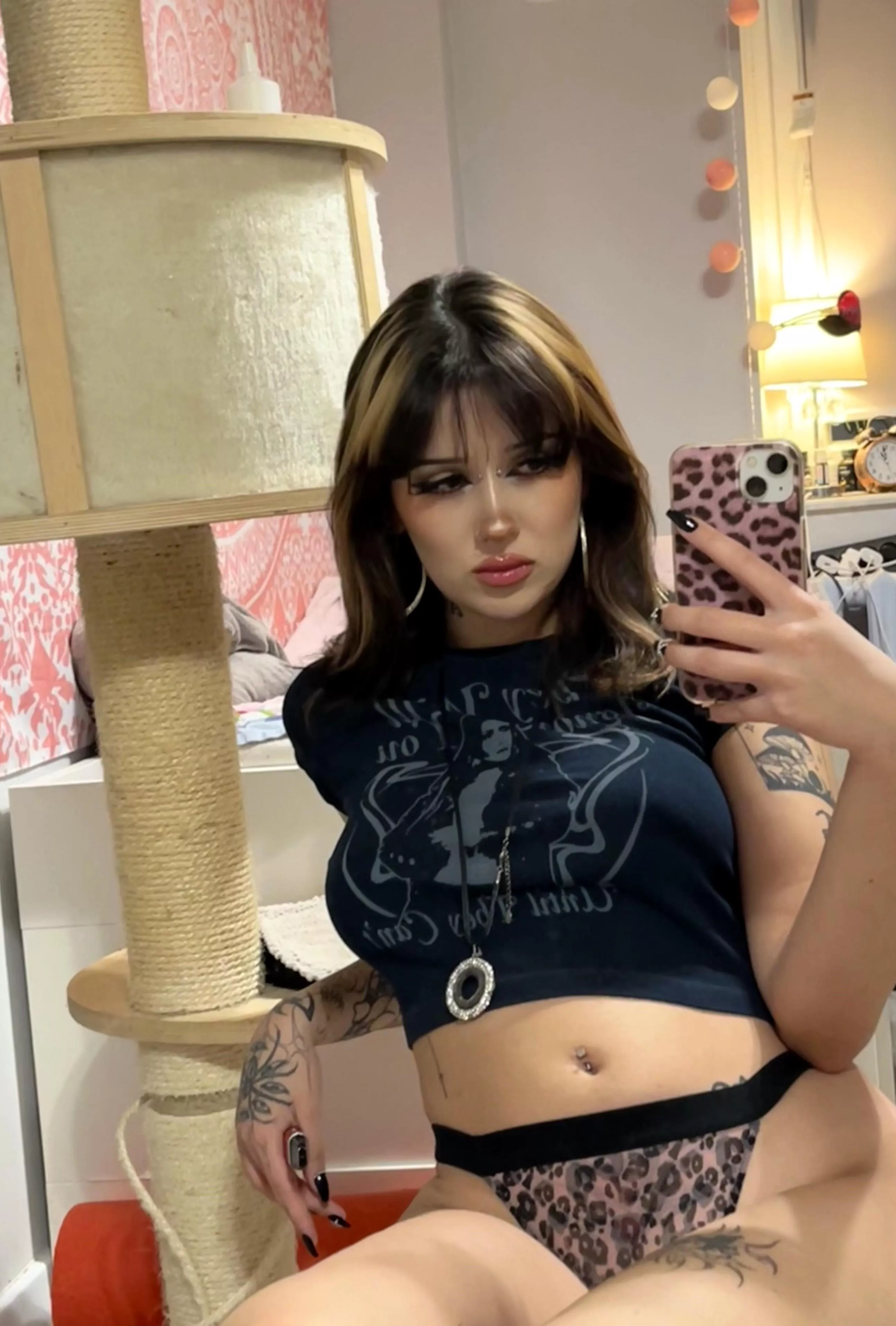 do u think u’d survive a night alone w a girl like me?? ꒰ᐢ. .ᐢ꒱