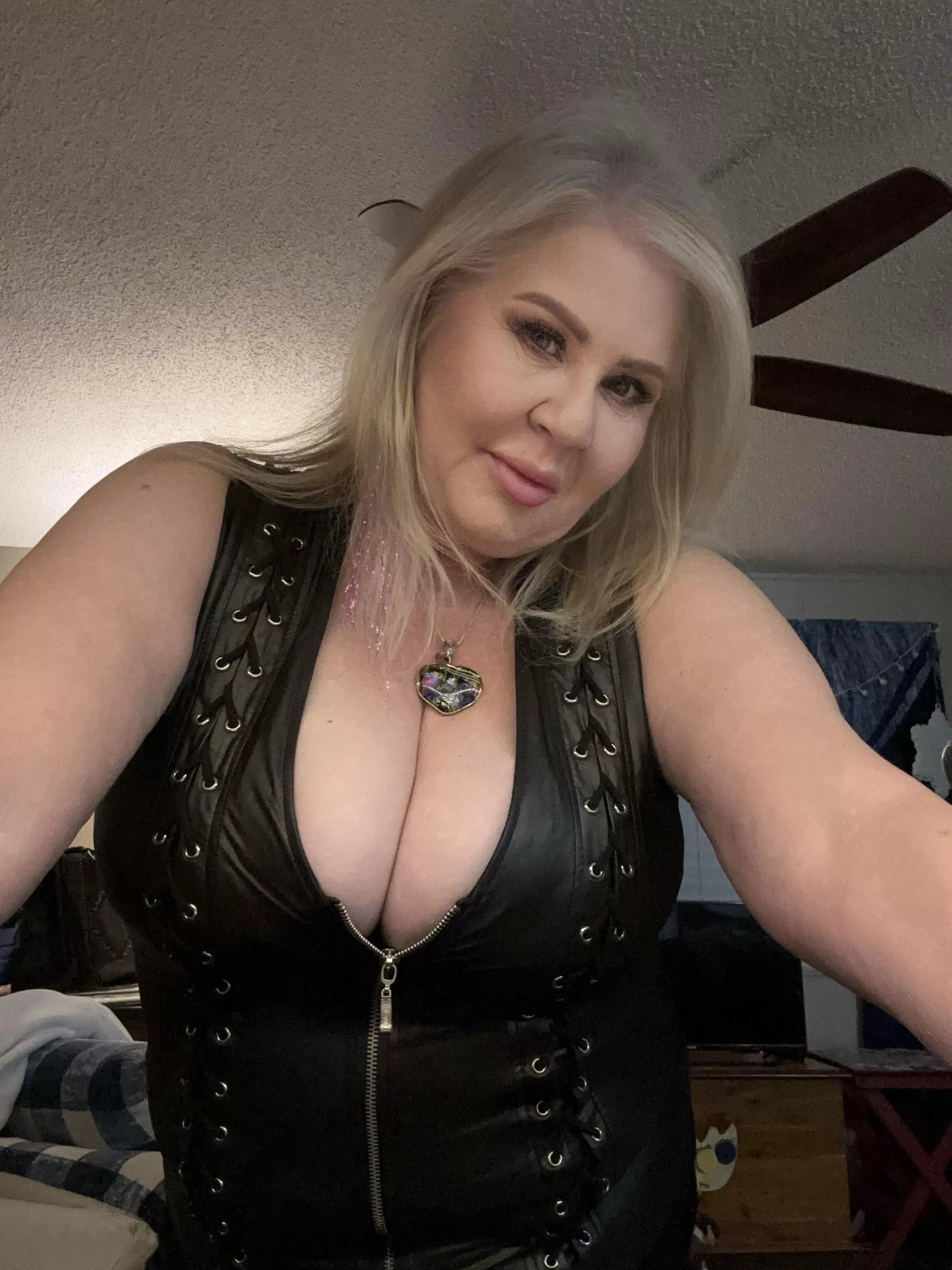 Don’t you wish you had a stepmom like me 😈