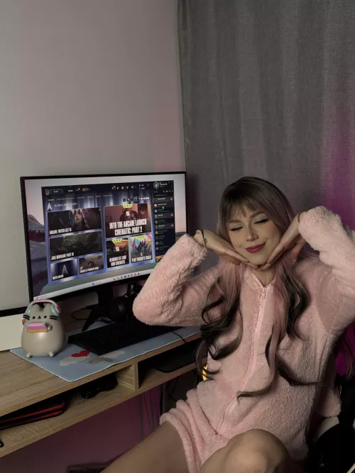 Geeky gamer spotted ready to feed the top laner