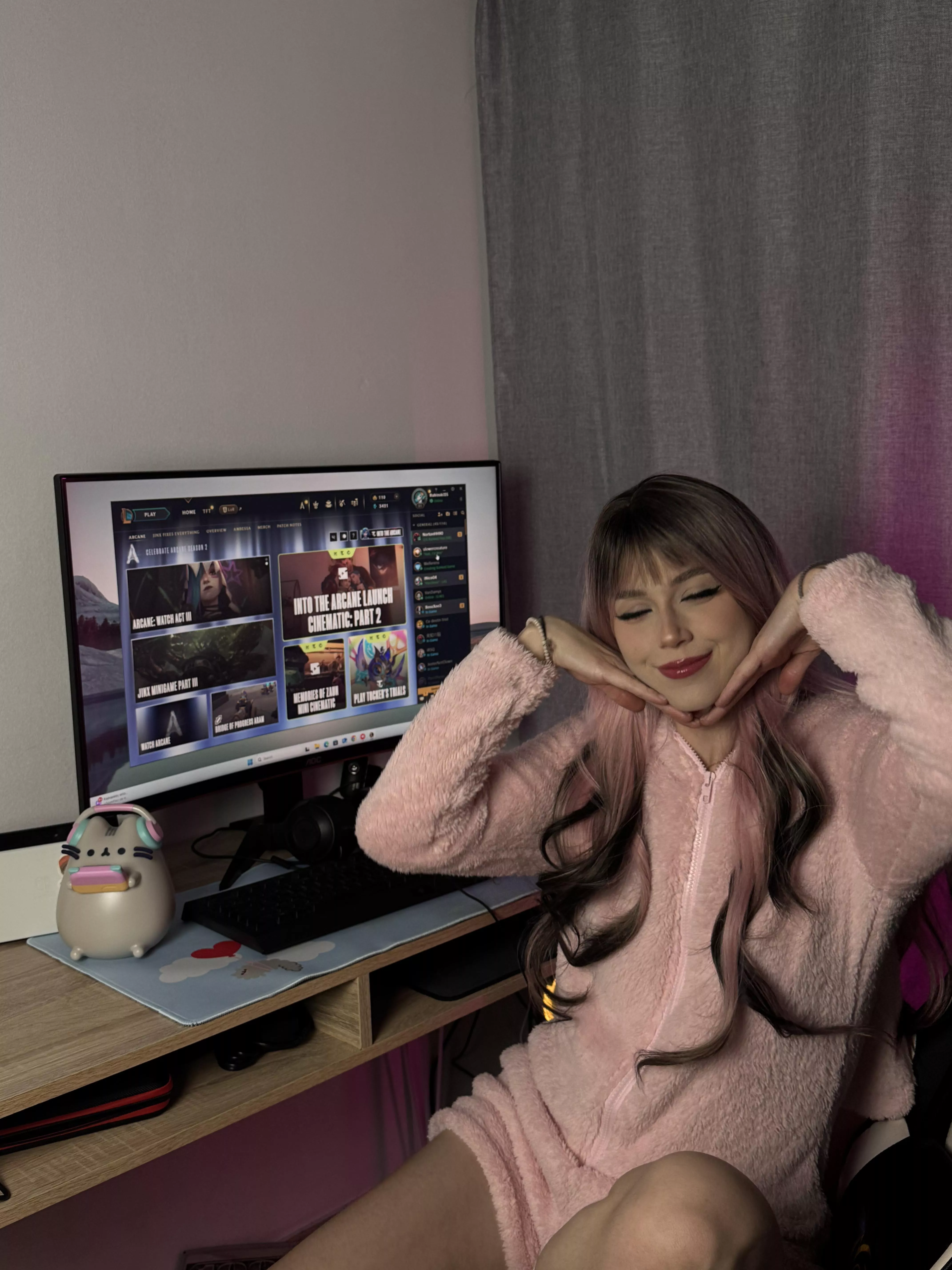 Geeky gamer spotted ready to feed the top laner