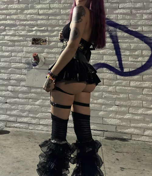 Going to an underground rave 🍬