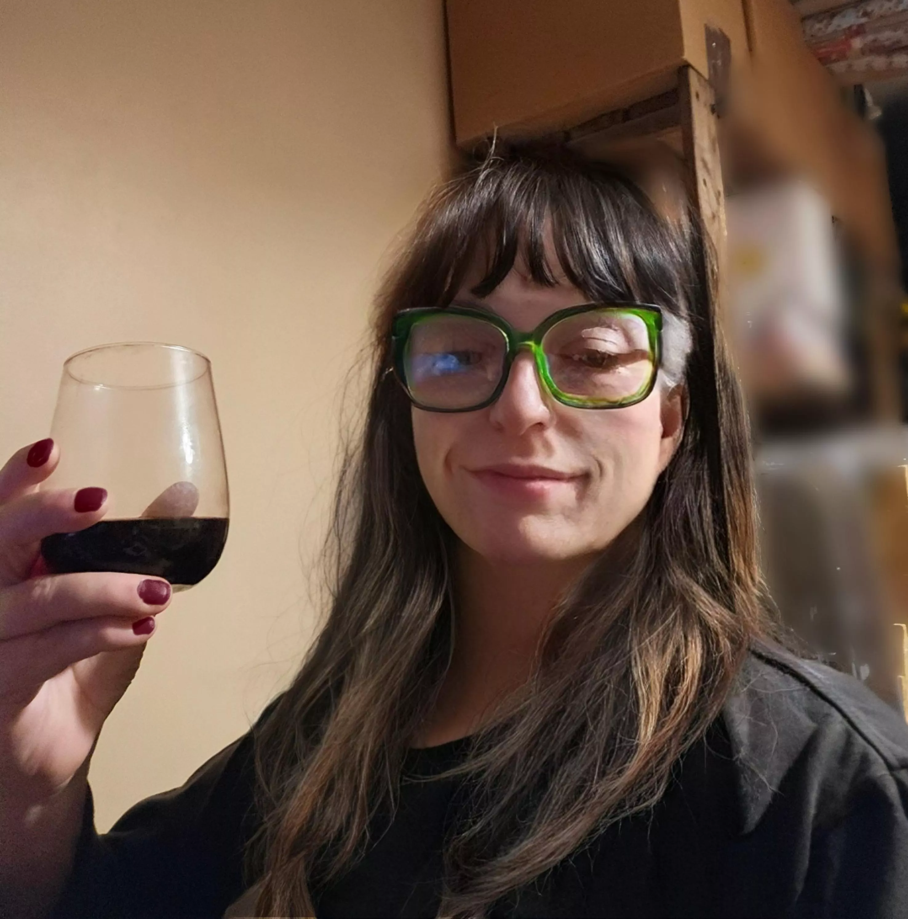 High winds & non stop rain here in Ireland, so just relaxing with a glass of red, Cheers 🍷