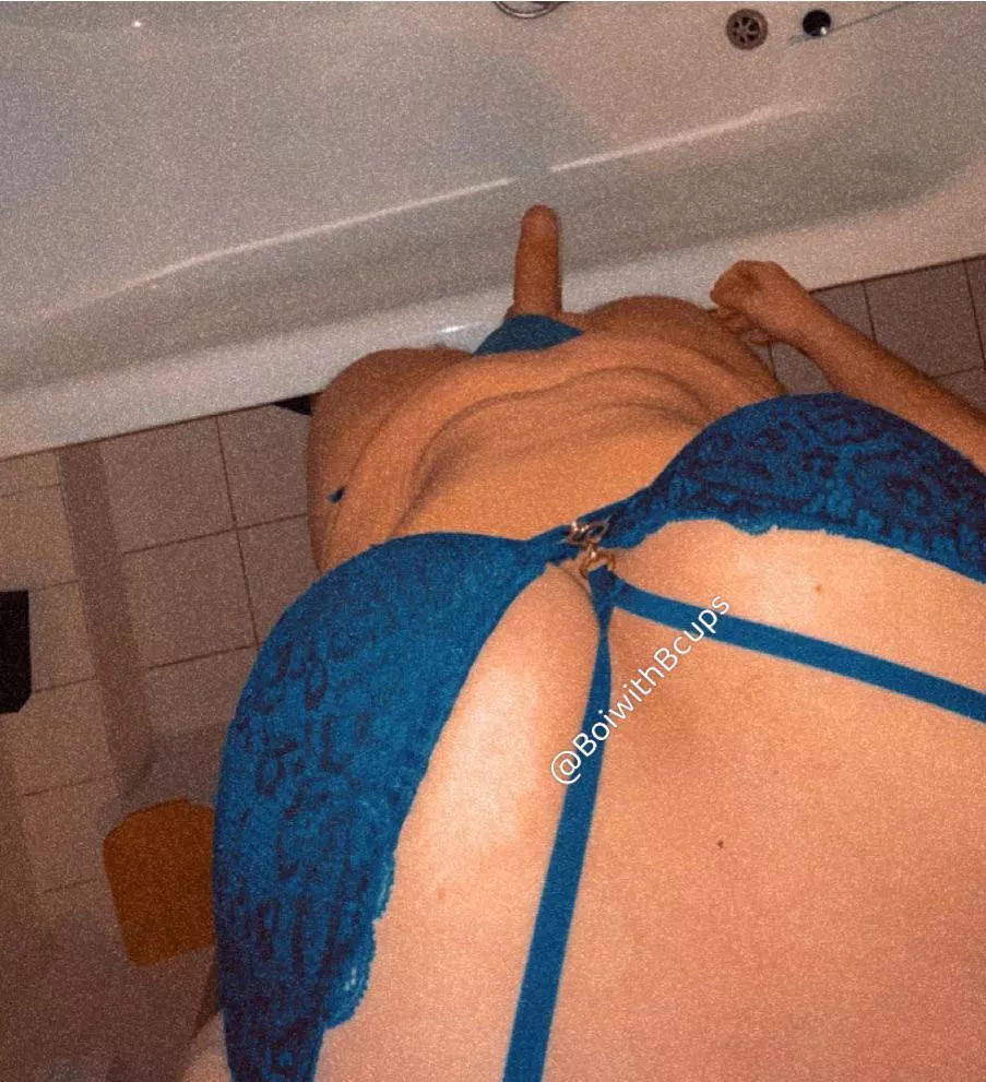 I once allowed myself some fun and started wearing my family’s underwear. But I think she also looks very good on me, what do you say? Pls upvotes 👍🏼