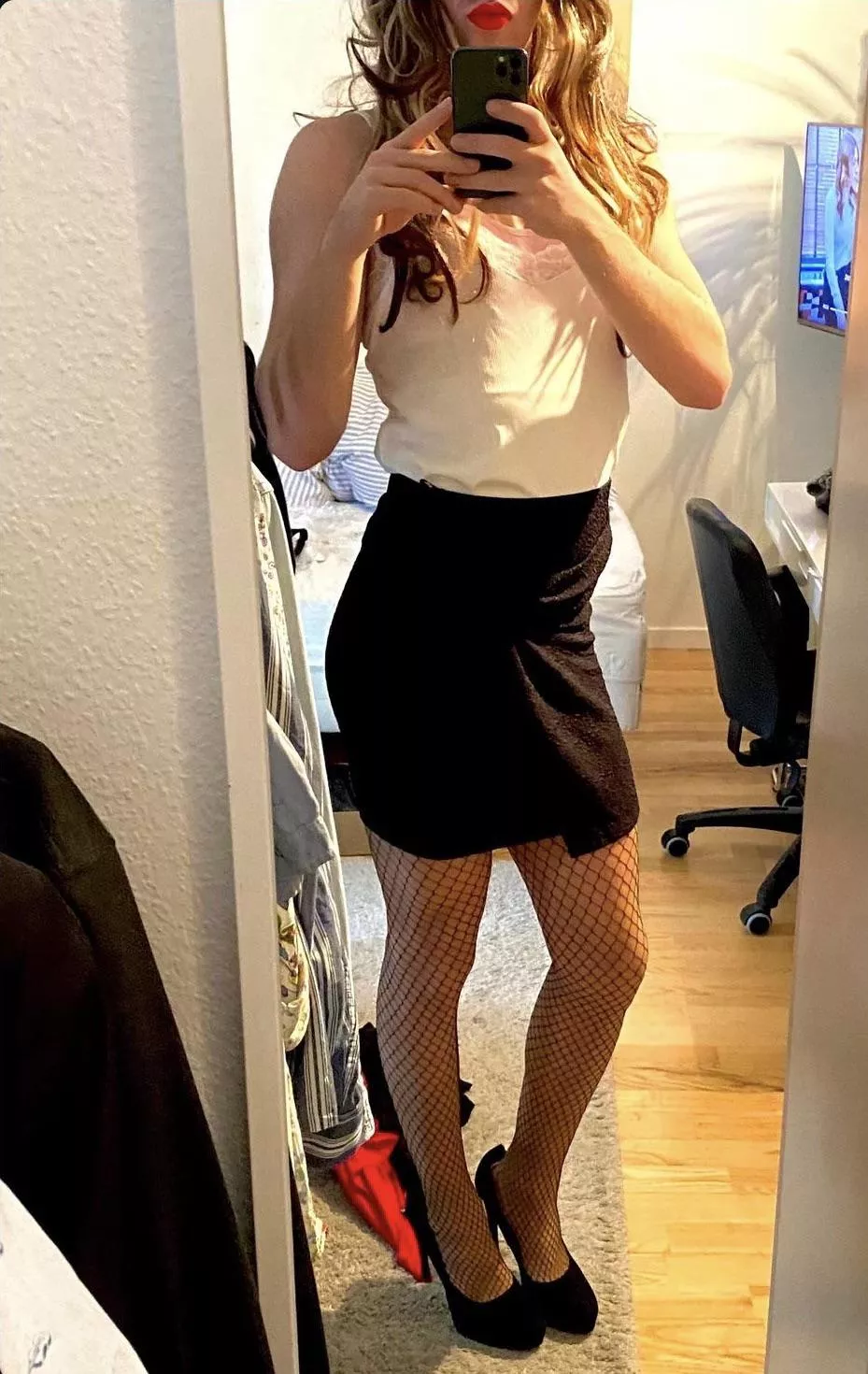 I would just love to become a slutty secretary, would anyone hire me??🥰😏