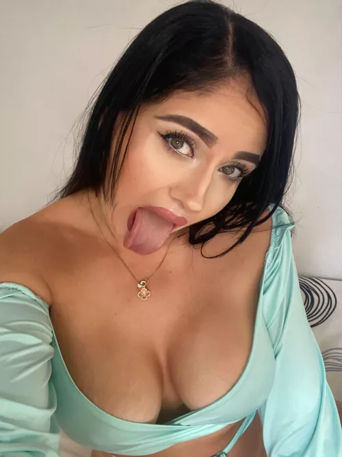 I’m hungry, feed me your cum