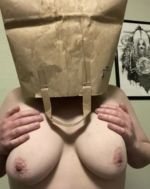 It puts the bag on the head 