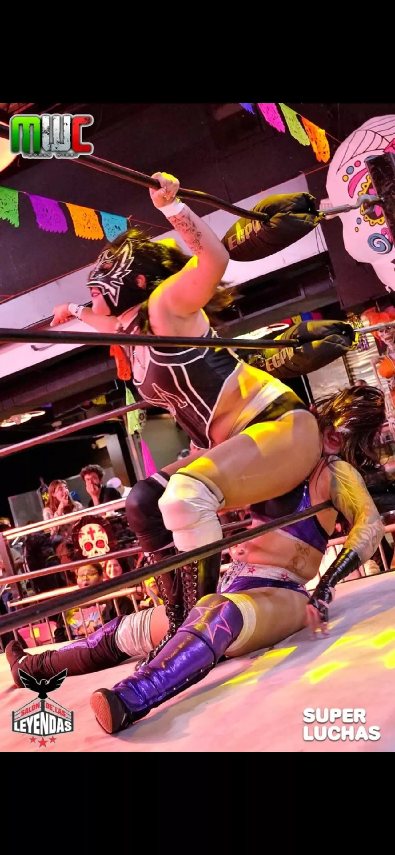 Lady Marvailla sits on Sexy Star's face