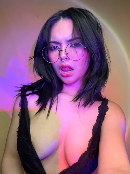 legal teenager with a hot body and nice boobs