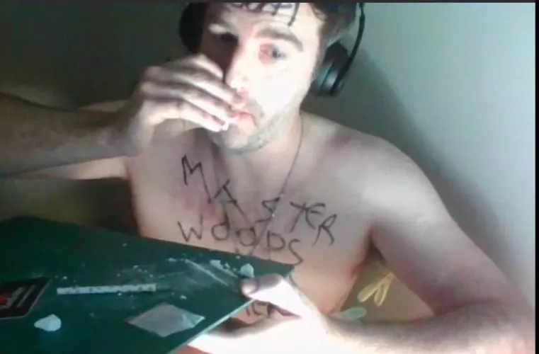 Look at this coke fag worship me