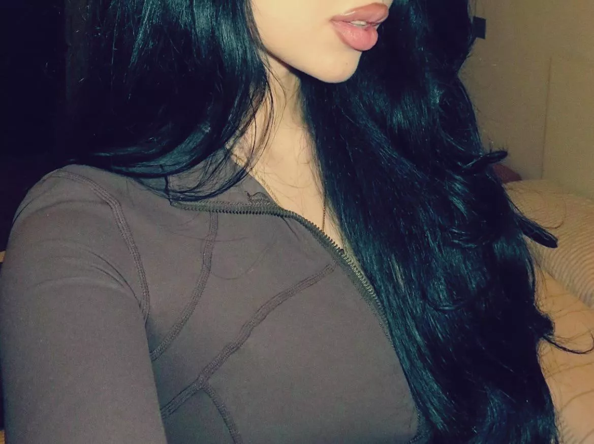 Losers like you, will always be obsessed with girls like me. 