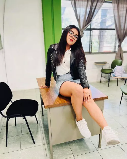 Me fascinan las piernas sexys y blancas de mi amiga 