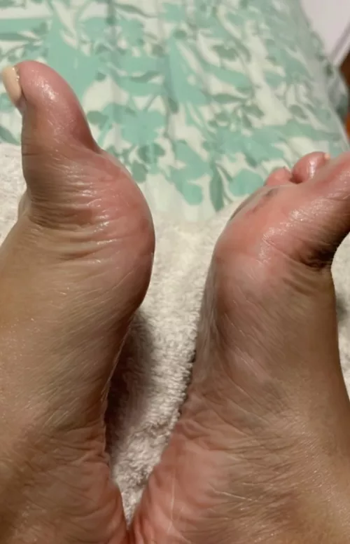 My feet are so oily, do you enjoy them like this?