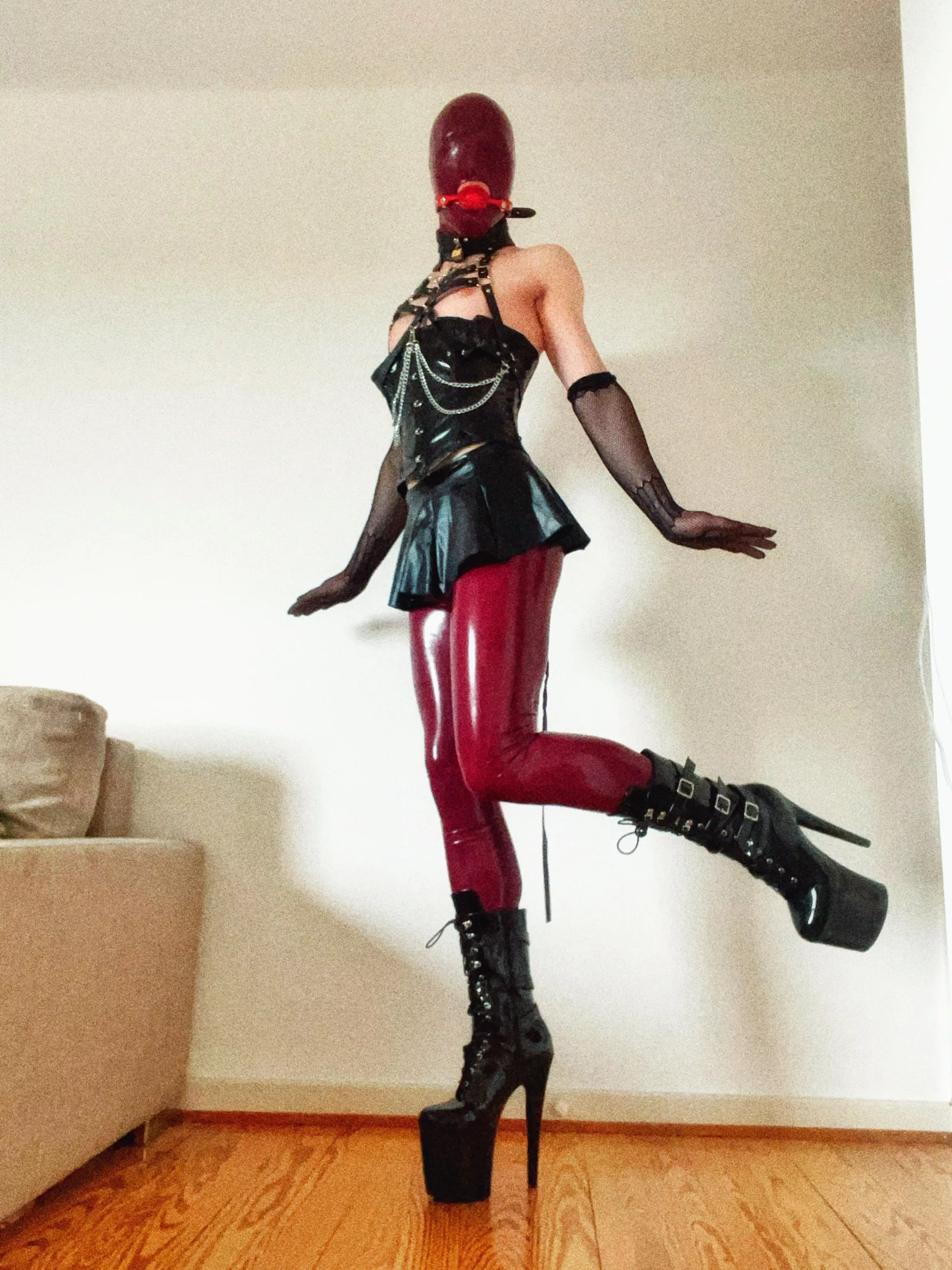 New outfits in Christmas colors. I think something is still missing…🎄