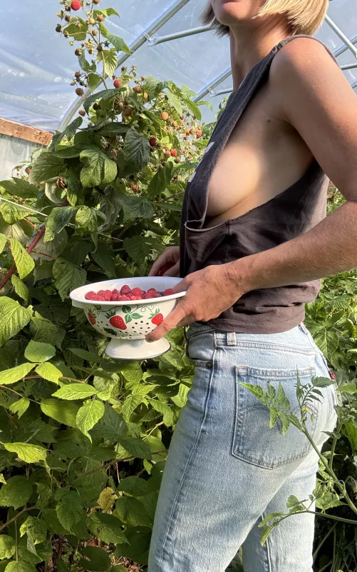 Reminiscing about summer sideboob
