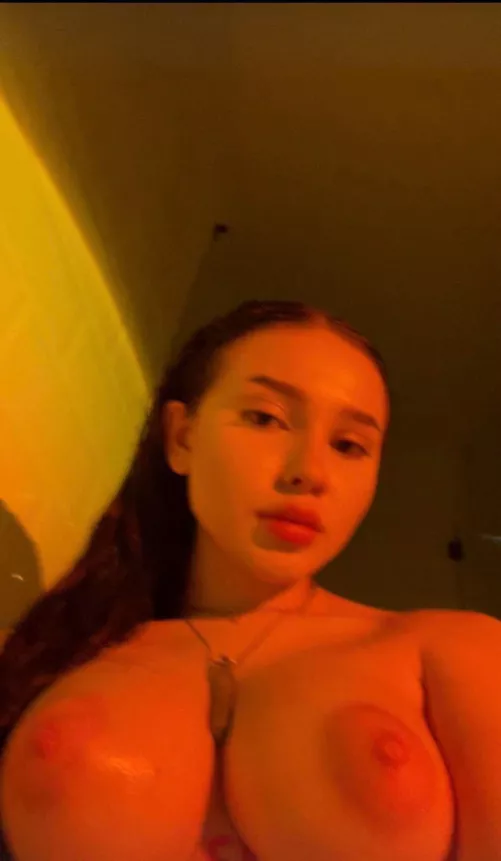 So Horny F19 looking for MILFS 